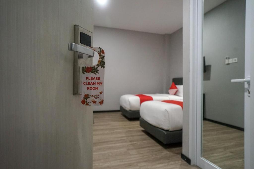 Oyo 568 Rajawali Homestay Palembang Kültér fotó