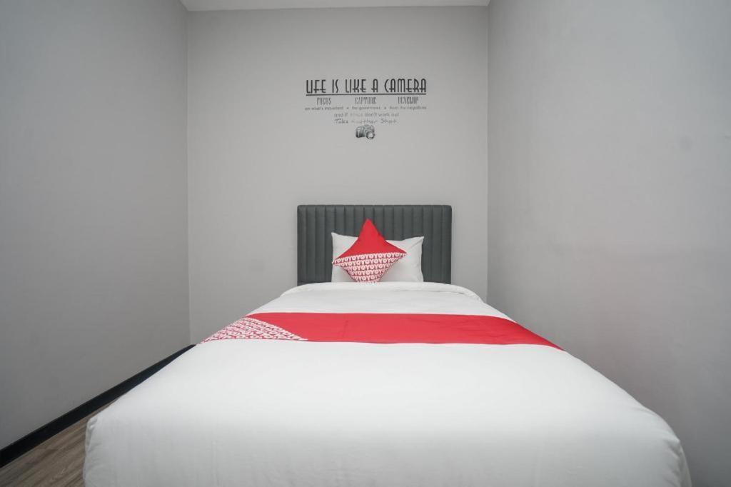 Oyo 568 Rajawali Homestay Palembang Kültér fotó